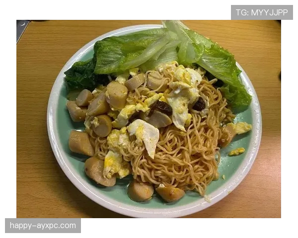 扬尼斯训练完直接啃鸡胸肉，这自律看得我手里的薯片都不香了