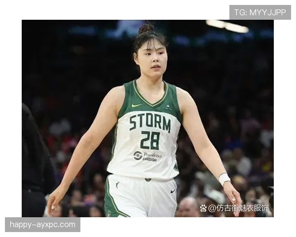 李月汝随便一张照片都像富太太遛街，我的购物车默默合上了